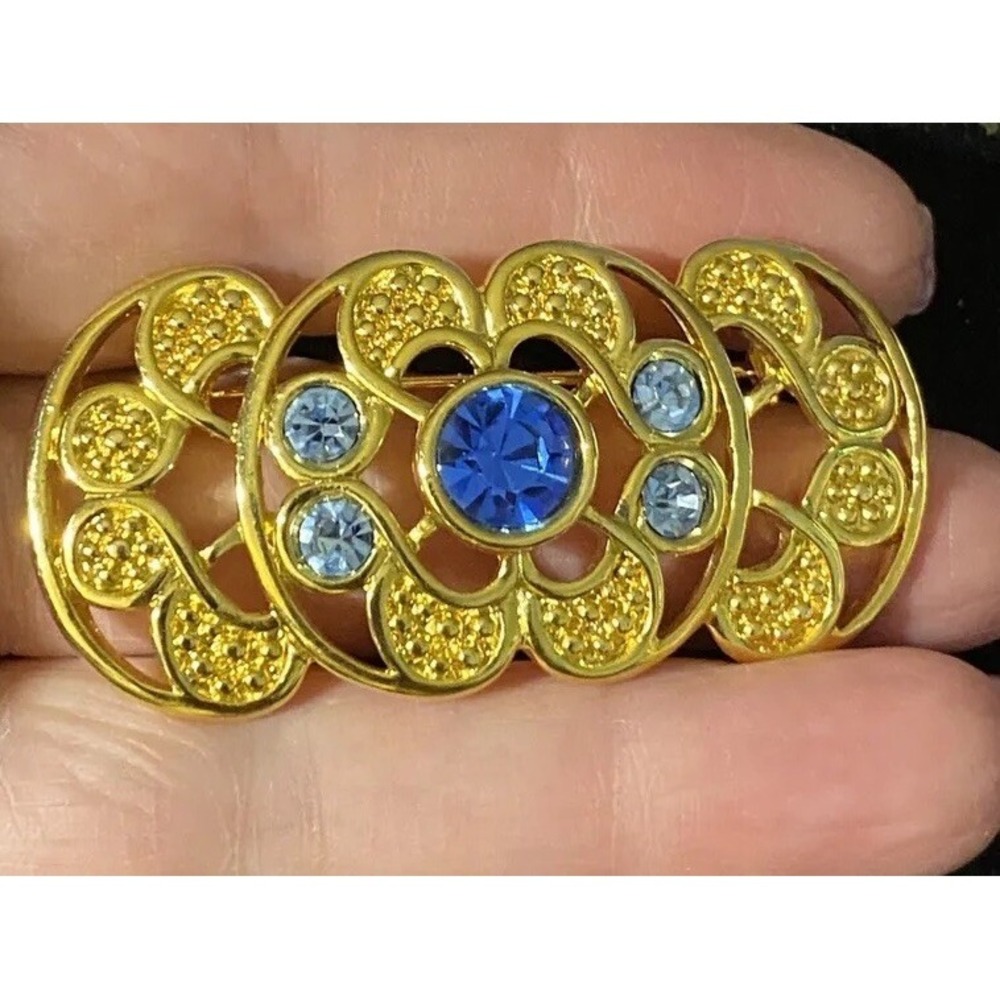 Swan Signed Swarovski Pin Gold Tone‎ Blue Crystal